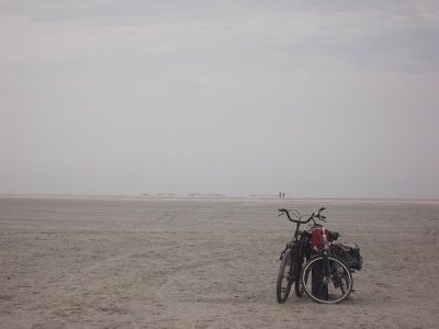 Dos bicicletas abandonadas en la playa.